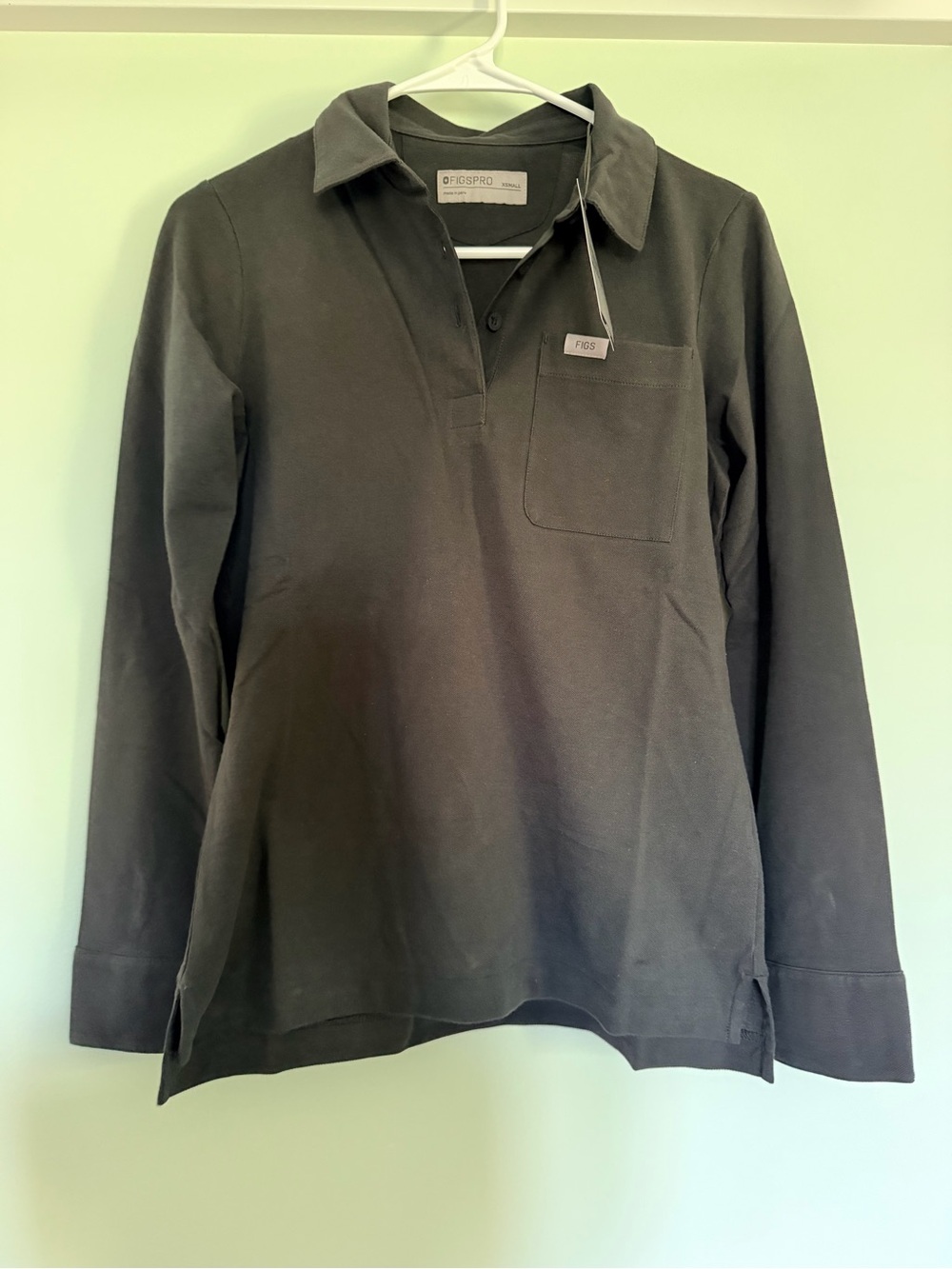 Figs Men’s Long-Sleeve Polo Shirt in Charcoal